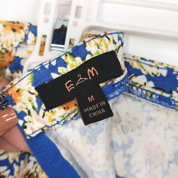E Hanger M Women’s Blue Yellow Daisy Floral Shorts Medium Stretchy Zip Pockets - Picture 10 of 12